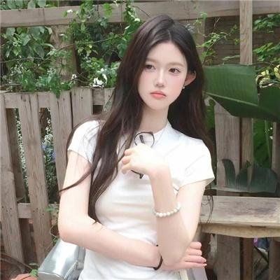 校服的裙摆
